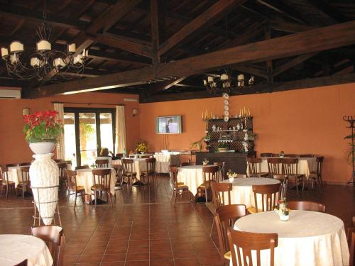 Un restaurante o sitio para comer en Hotel Sardus Pater