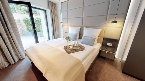 een slaapkamer met een groot bed met een mand erop bij White Pearl Apartment 0.01 in Timmendorfer Strand