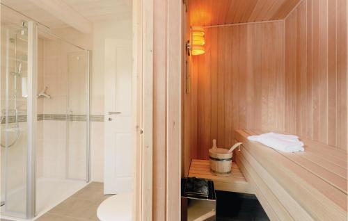 ダゲビュルにあるAmazing Home In Dagebll With 2 Bedrooms, Sauna And Wifiのバスルーム(シャワー、トイレ、シンク付)