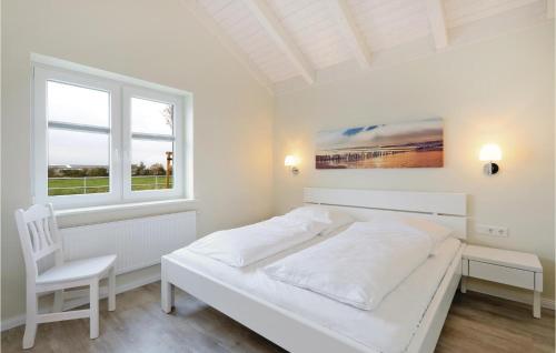 ダゲビュルにあるAmazing Home In Dagebll With 2 Bedrooms, Sauna And Wifiの白いベッドルーム(白いベッド1台、椅子付)