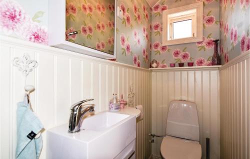 een badkamer met een wastafel en een toilet bij Stunning Home In Sollebrunn With 3 Bedrooms And Wifi in Sollebrunn