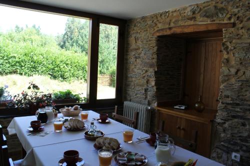 una mesa con comida en ella en una habitación con ventana en Casa Rural Soutomoro, en Loiba