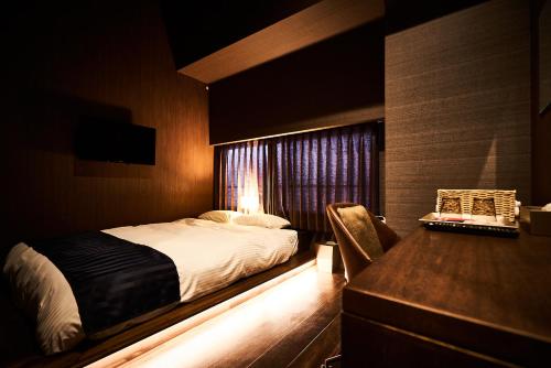 Ένα ή περισσότερα κρεβάτια σε δωμάτιο στο &AND HOSTEL HOMMACHI EAST