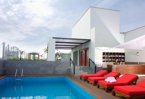 Swimming pool sa o malapit sa Radisson Hotel Decapolis Miraflores