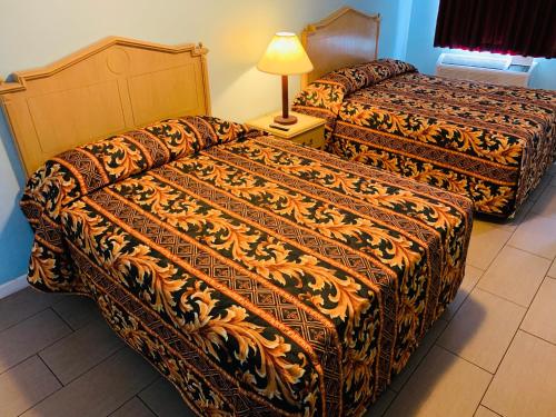 una habitación de hotel con 2 camas y una lámpara en Franklin Terrace Motel, en Seaside Heights