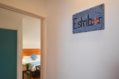 a room with a bed and a picture on the wall at Kai Bed and Breakfast in Algarrobo