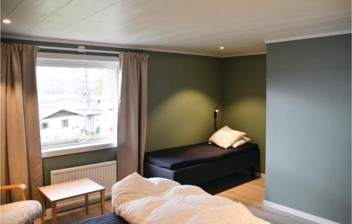 Säng eller sängar i ett rum på Beautiful Home In Fristad With 2 Bedrooms And Wifi