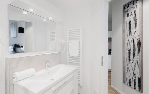 Ett badrum på 1 Bedroom Beautiful Apartment In Lbeck Travemnde