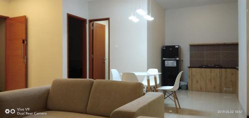 SleepRest @ The Home Shoutlink في ناغويا: غرفة معيشة مع أريكة وطاولة