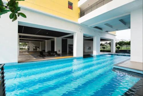 a swimming pool in the middle of a house at SetiaWalk {BIG GROUP} 2CARPARK 3ROOM WIFI 5min LRT in Puchong