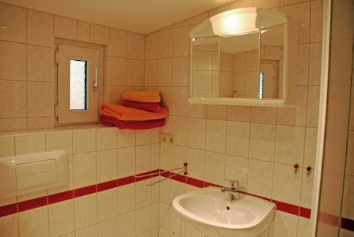 a bathroom with a sink and a mirror at Ferienwohnung an der Granitz in Ostseebad Sellin