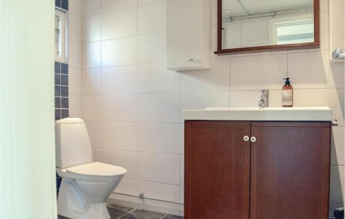 y baño con aseo, lavabo y espejo. en Beautiful Home In Uddevalla With Kitchen, en Uddevalla
