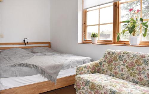 Katil atau katil-katil dalam bilik di Beautiful Home In Borrby With House Sea View