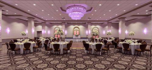 a banquet hall with tables and chairs and a chandelier at Robert Treat Hotel in Newark