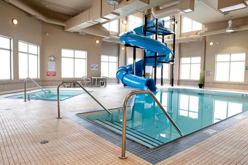 Bazén v ubytování Paradise Inn and Suites nebo v jeho okolí