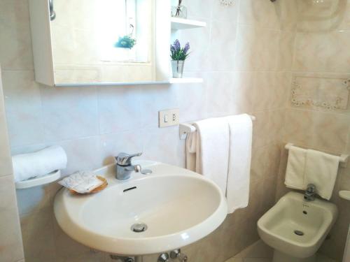 カプリにあるLa Finestra sui Faraglioniのバスルーム(白い洗面台、トイレ付)