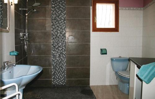 La Bouverieにある2 Bedroom Nice Apartment In Puget-sur-argensのバスルーム(シャワー、洗面台、トイレ付)