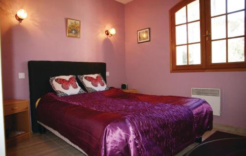La Bouverieにある2 Bedroom Nice Apartment In Puget-sur-argensのベッドルーム1室(紫のシーツが敷かれたベッド1台、窓付)