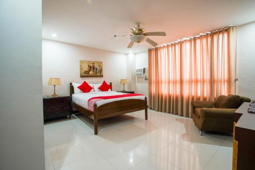 A bed or beds in a room at OYO 236 Hotel Edmundo