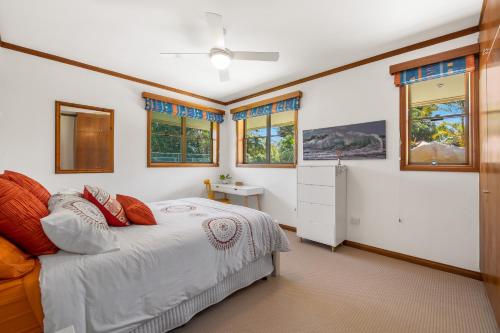 A bed or beds in a room at Getaway Haven in the Noosa surrounds