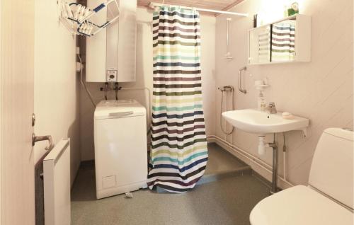 Koupelna v ubytování Awesome Home In Nybrostrand With Wifi