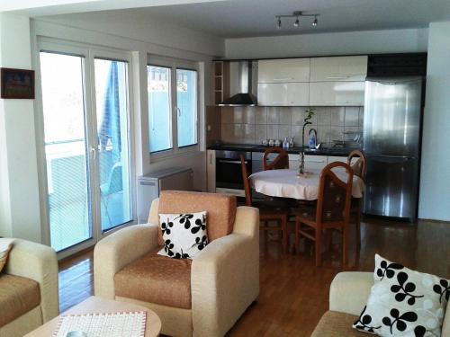 un soggiorno e una cucina con tavolo e sedie di Matea Apartments a Ohrid