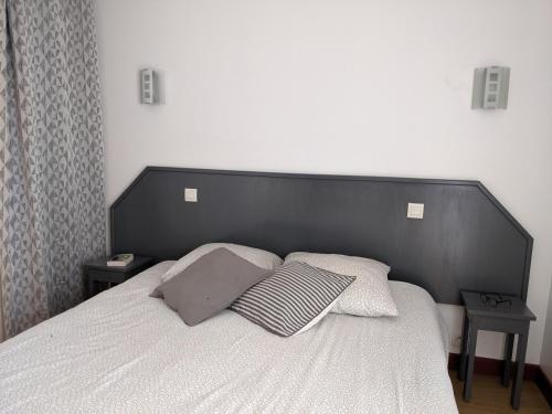 una camera con un letto con due cuscini sopra di T3 pays du piment d'Espelette a Souraïde