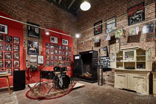 a room with a brick wall with a camera in it at Sztygarka. Pensjonat Pod Wieżą Katowice Chorzów in Chorzów