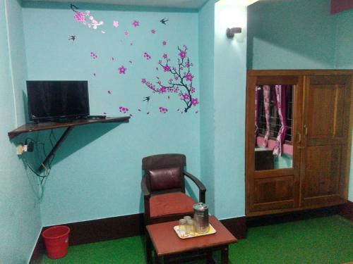 En tv och/eller ett underhållningssystem på Ditto Room Heritage Hotel, Gangtok