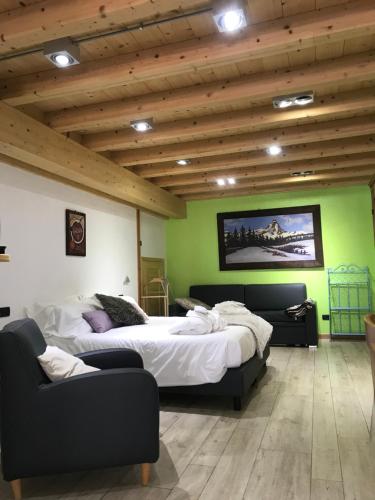 two beds in a room with a green wall at B&B Balançon Mountain Lodge in Torgnon
