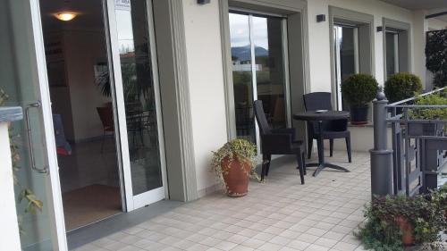 a patio with chairs and a table on a house at Michelangelo rta in Cinquale