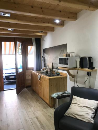 uma cozinha com um lavatório e um micro-ondas em B&B Balançon Mountain Lodge em Torgnon