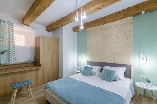 Un dormitorio con una cama grande con una pared de madera. en All Season Studios, en Brasov