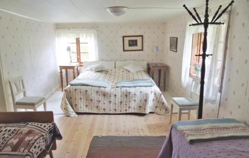 Säng eller sängar i ett rum på Stunning Home In Forserum With Kitchen