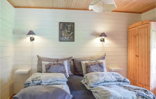 Llit o llits en una habitació de Lovely Home In Utker With House Sea View