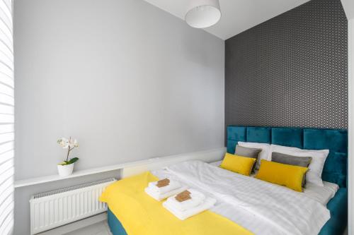 1 dormitorio con 1 cama de color amarillo y azul en Gama en Varsovia