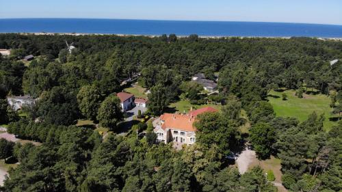 eine Luftansicht eines Hauses in den Bäumen in der Unterkunft Villa Leonardo in Ventspils