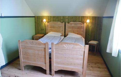 2 Einzelbetten in einem Zimmer mit grünen Wänden in der Unterkunft Awesome Home In Nordmarkshyttan With Wifi in Nordmarkshyttan