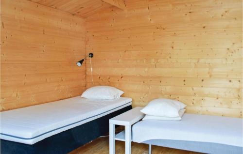 2 camas en una habitación con paredes de madera en 3 Bedroom Gorgeous Home In Lttorp, en Löttorp