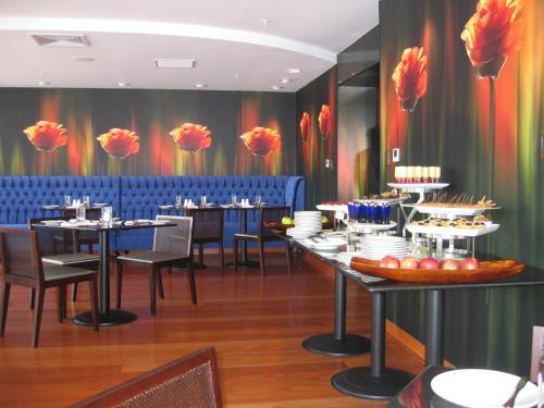 A restaurant or other place to eat at Radisson Hotel Decapolis Miraflores