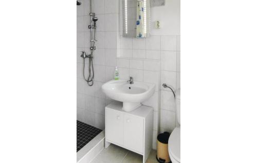 łazienka z umywalką i toaletą w obiekcie Beautiful Home In Trassenheide With Kitchen w Trassenheide