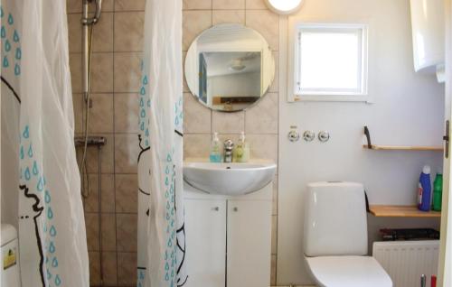y baño con lavabo, aseo y espejo. en 3 Bedroom Gorgeous Home In Lttorp, en Löttorp