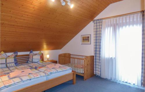 een slaapkamer met een bed en een groot raam bij Beautiful Apartment In Todtmoos With 2 Bedrooms And Wifi in Todtmoos