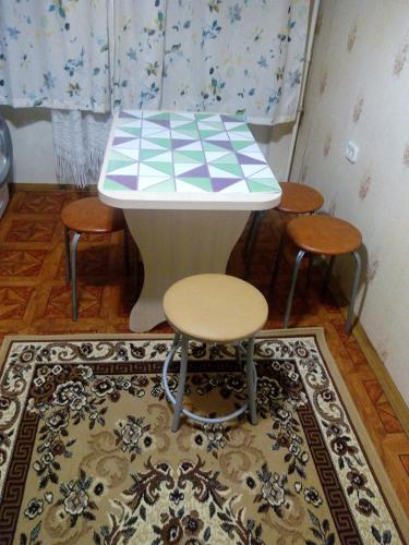 モスクワにあるУютные апартаменты на Ельнинскойのテーブル(スツール2脚付)