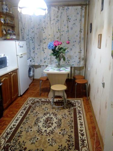モスクワにあるУютные апартаменты на Ельнинскойのキッチン(花瓶付)