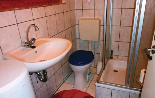 mała łazienka z umywalką i toaletą w obiekcie Beautiful Home In Hohe Dne With Kitchen w mieście Warnemünde