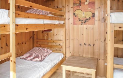 Cette chambre dispose de lits superposés et d'un banc. dans l'établissement Beautiful Home In Skummeslv With Kitchen, à SkummeslÃ¶v