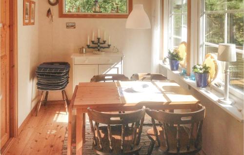 YngsjöにあるAmazing Home In Yngsj With 2 Bedroomsのダイニングルーム(木製テーブル、椅子付)