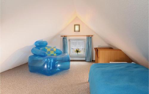 ブランケンブルクにあるBeautiful Home In Blankenburg With Kitchenetteのベッドルーム1室(ベッド1台、青い椅子付)
