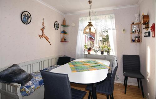 SjötorpにあるStunning Home In Sjtorp With 1 Bedrooms And Wifiのダイニングルーム(白いテーブル、椅子付)